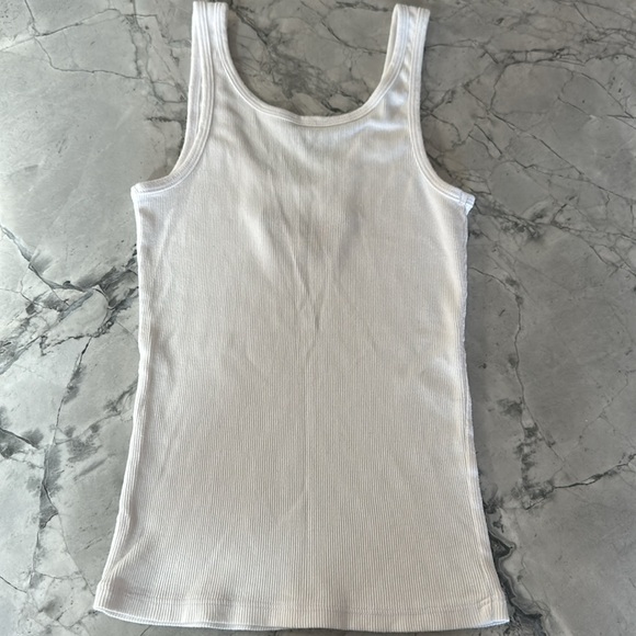 BRANDY MELVILLE-J. GALT EMBROIDERED MONARCH TANK - Picture 5 of 7